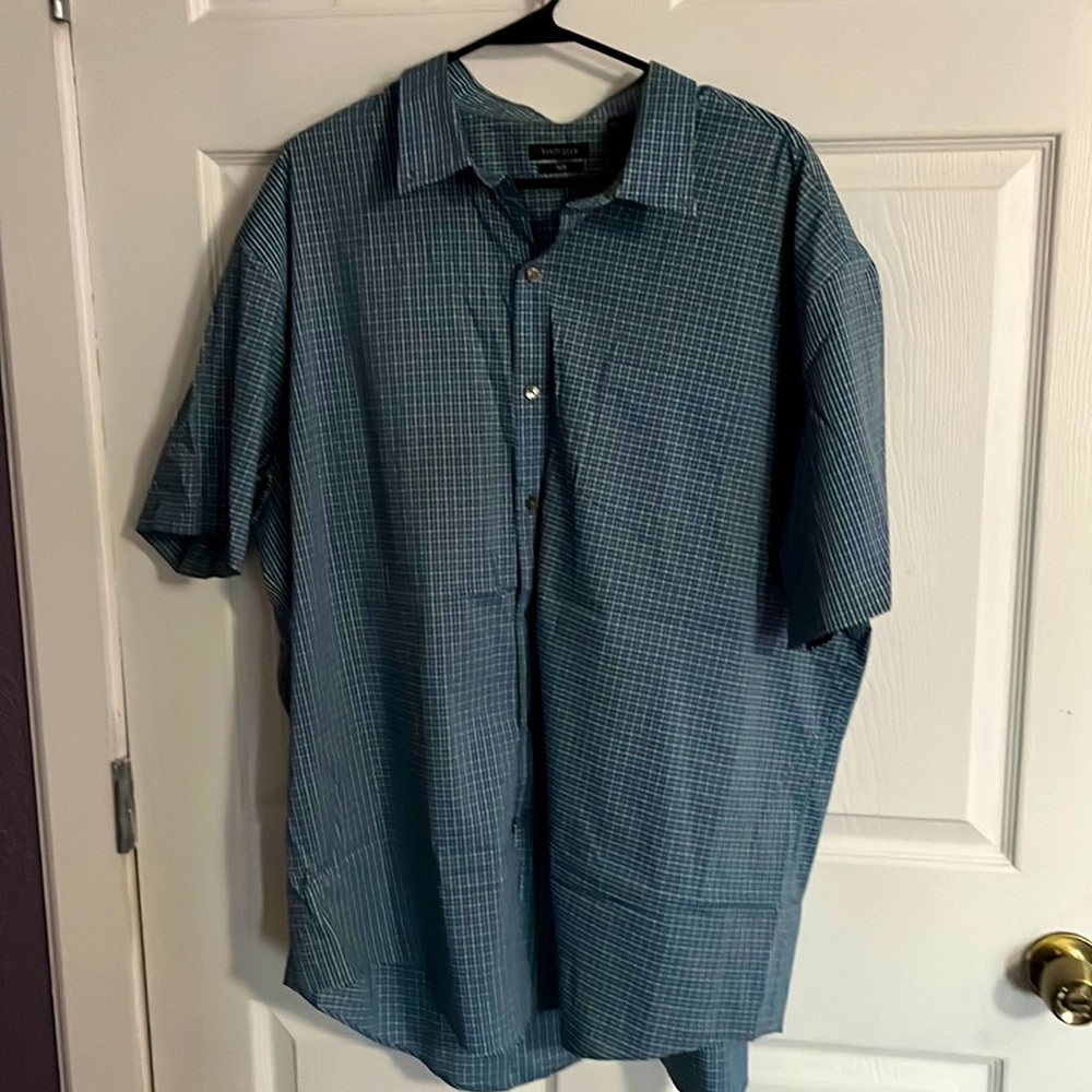 Short sleeve button up. Van Heusen 2XL
